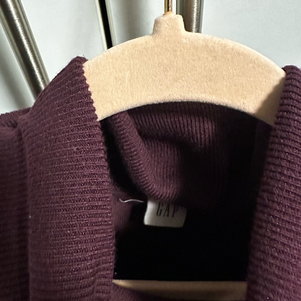 GAP - Picture 3 of 4